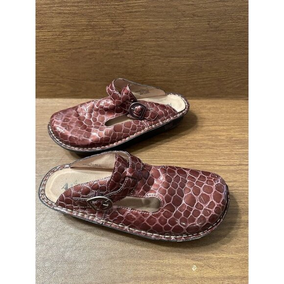 Algeria Women’s Classic Clogs In Red Size - Picture 2 of 4